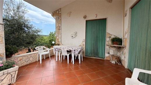 Villa Di 3 Vani e Acc. In Buono Stato, Rivestita In Pietra e Recintata.